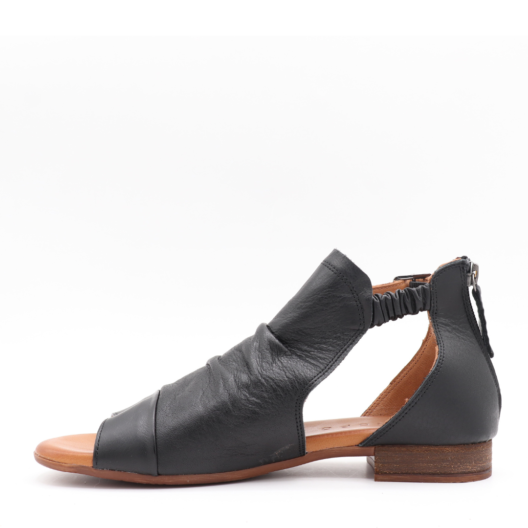 Clarisse Sandal – The perfect balance between style and lightness