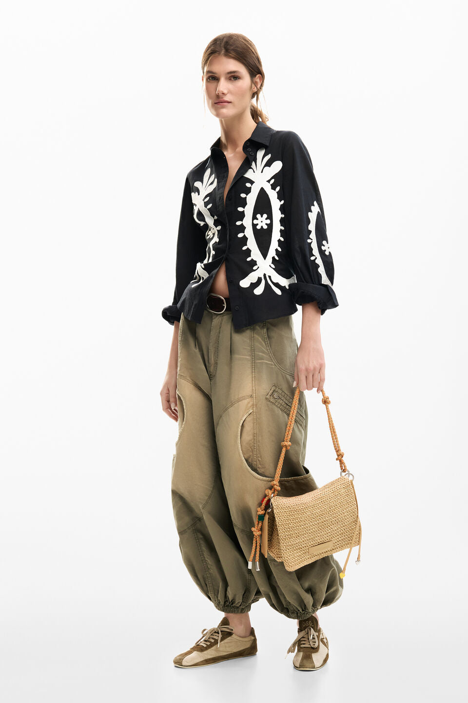 26SAXO03 - Raffia flap bag with charms