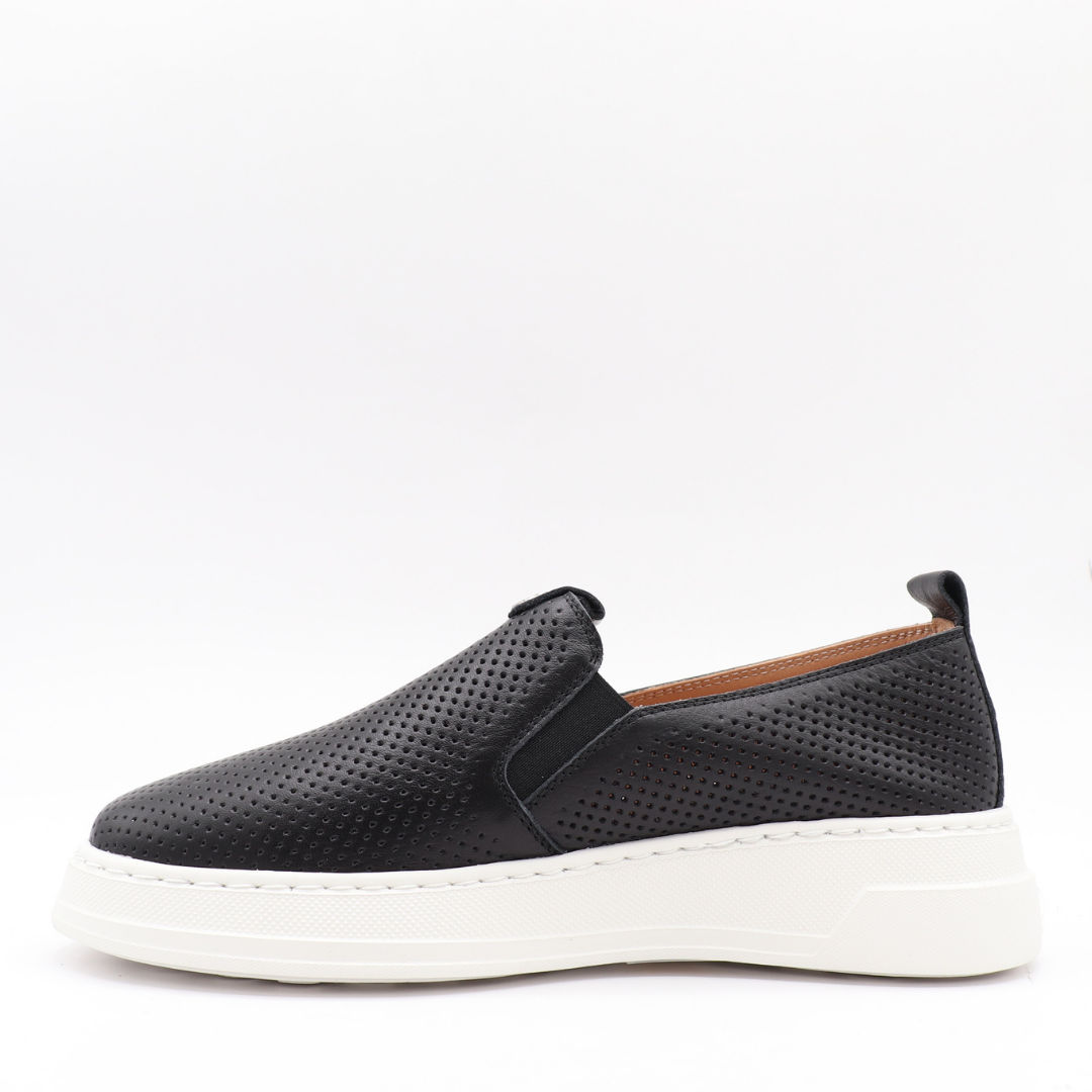 MIKA – The sporty chic loafer in perforated leather