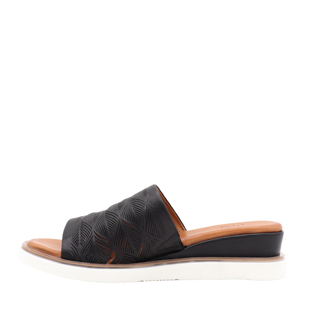 Dana Wedge Mule – Engraved Leather & Absolute Comfort