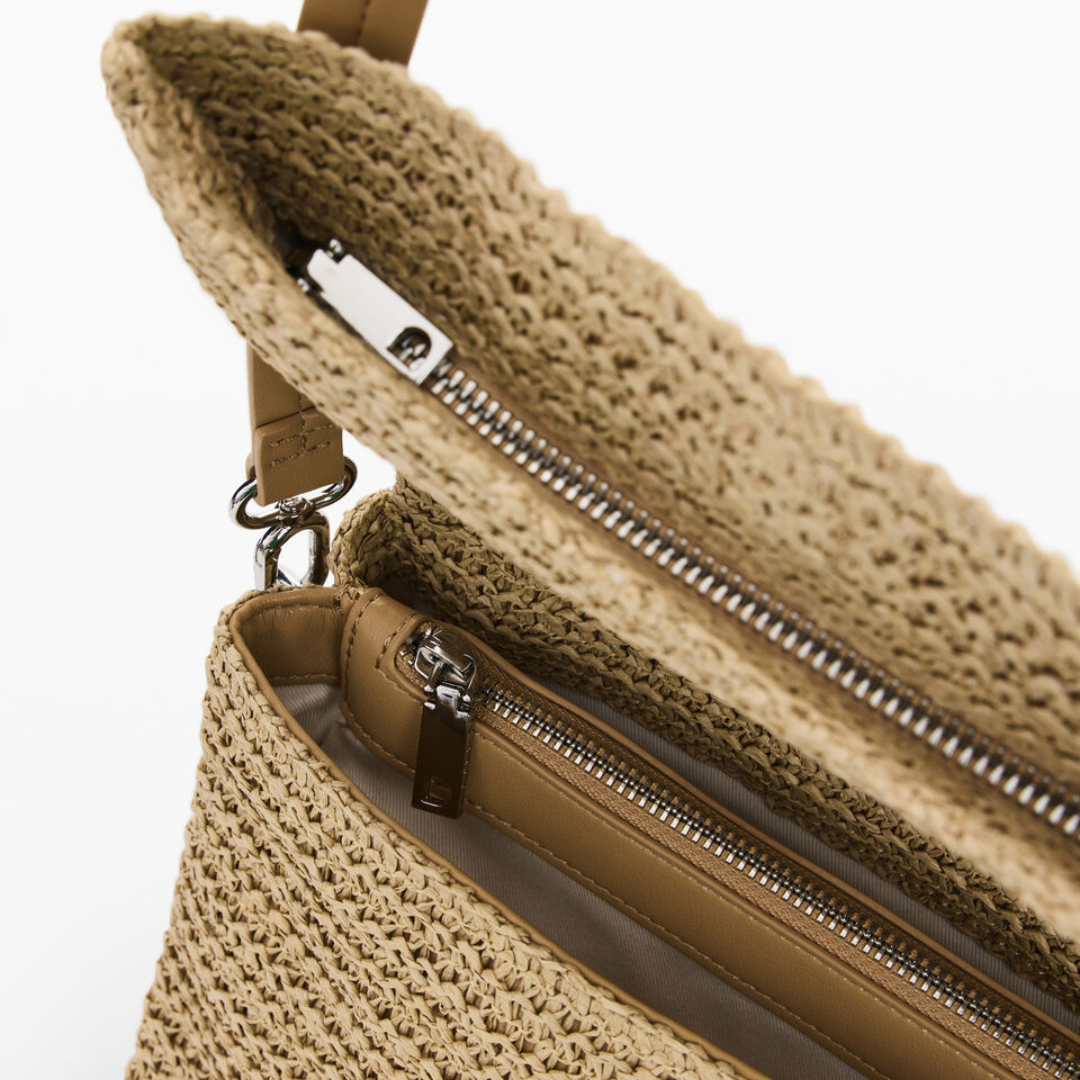 26SAXO03 - Sac à rabat en raphia charms